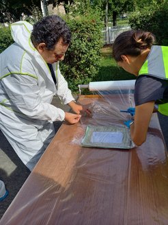 Verpackung der Akten mit Stretchfolie als Vorbereitung für die spätere Gefriertrocknung