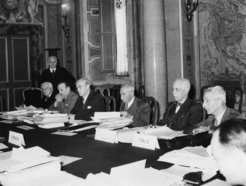 Abb.: Ernst Rabel (2. v. r.) bei der Conference for the unification of sales law, The Hague(AMPG VI. Abt., Rep. 1 Ernst Rabel Nr. 1)