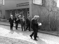 Abb.: Johannes Heydenreich und Hans Zacher vor dem Max-Planck-Institut für Mikrostrukturphysik in Halle (AMPG VI.Abt., Rep. 1, Johannes Heydenreich Nr. 2)